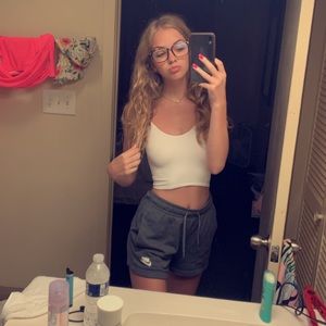 Meet your Posher, Elise